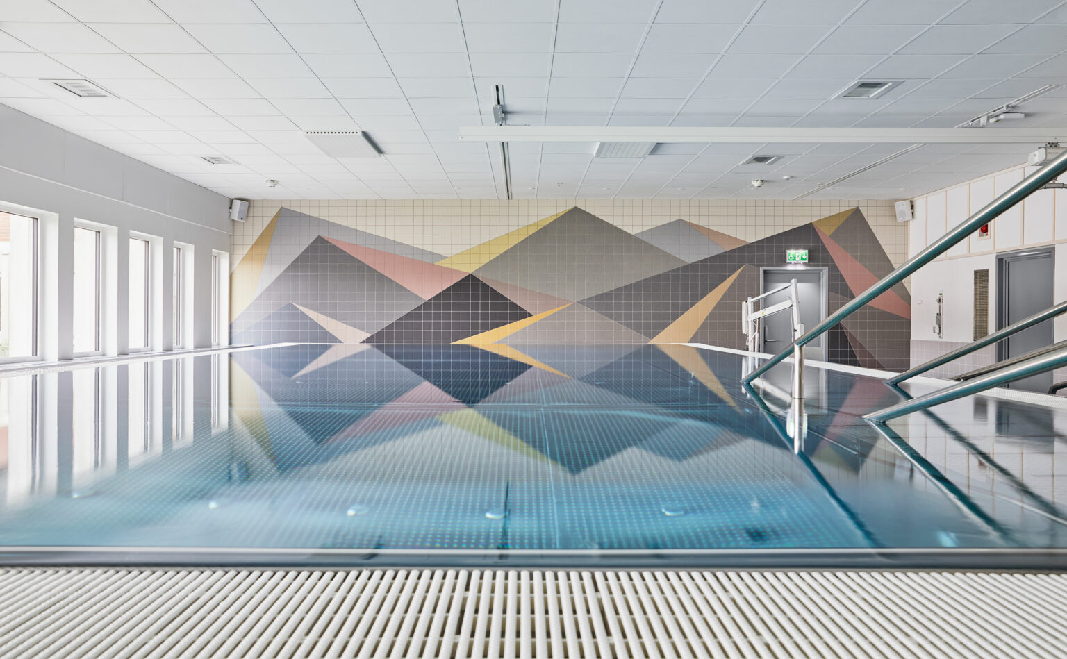 Innovativt Samarbete: Magdalena Nilsson och Vislanda Vattenskärning i Konstprojekt för Karlskoga Sjukhus Simhall